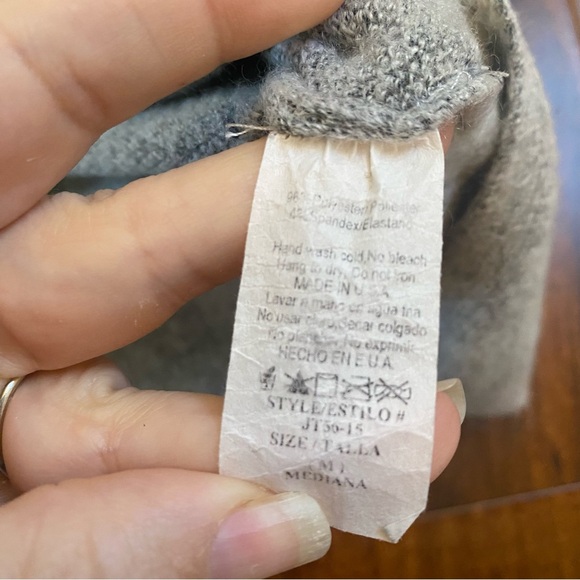 Market Women’s Light Gray VNeck Fall Winter Sweater Size Medium - Picture 3 of 6